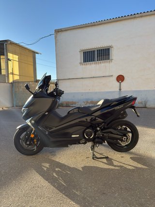 Yamaha T-MAX 530 DX Negra