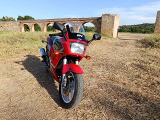 Kawasaki GPZ 600 R Roja y Negra