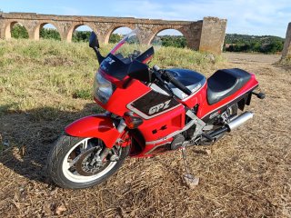 Kawasaki GPZ 600 R Roja y Negra