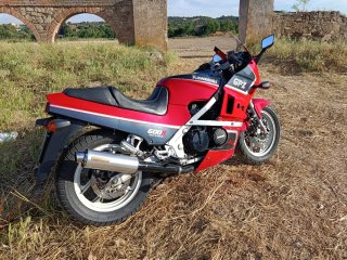 Kawasaki GPZ 600 R Roja y Negra