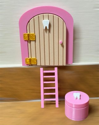 Puerta Ratón Pérez con escalera y caja