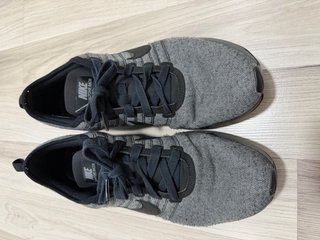 Zapatillas Nike grises y negras