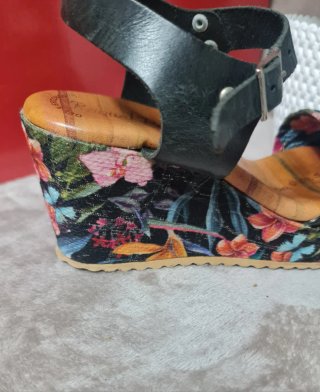 Sandalias cuña Raquel Pérez negras estampadas