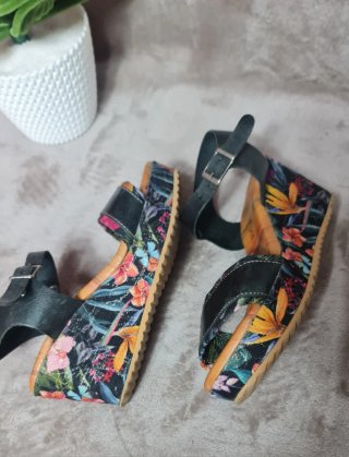 Sandalias cuña Raquel Pérez negras estampadas