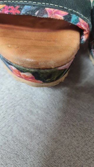 Sandalias cuña Raquel Pérez negras estampadas