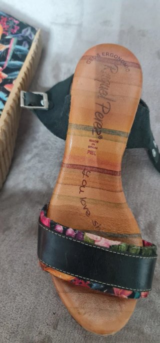 Sandalias cuña Raquel Pérez negras estampadas