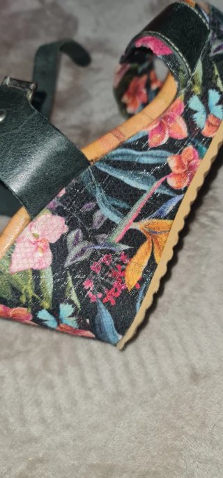 Sandalias cuña Raquel Pérez negras estampadas