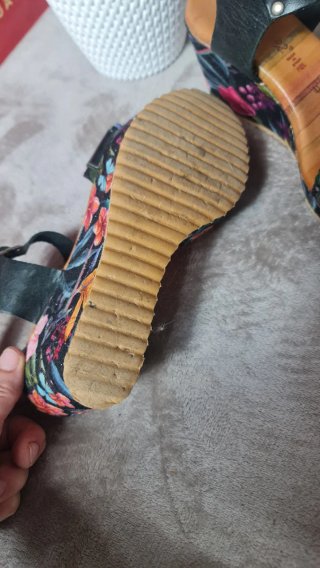 Sandalias cuña Raquel Pérez negras estampadas