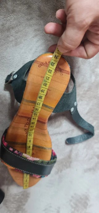 Sandalias cuña Raquel Pérez negras estampadas