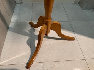 PERCHERO DE PIE MADERA TORNEADA