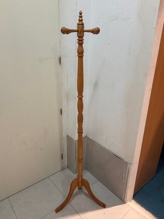 PERCHERO DE PIE MADERA TORNEADA