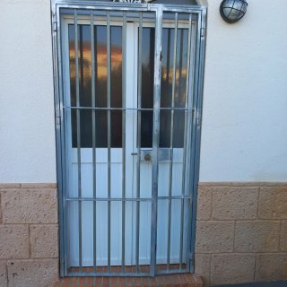 Puerta de hierro con reja