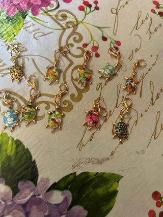 Charm tartarughe colorate oro