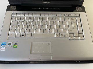 Toshiba Satellite A200 con cargador