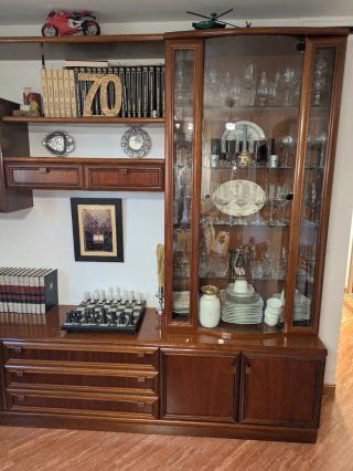 Mueble de salón madera y cristal