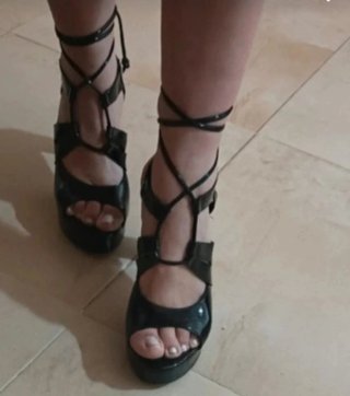 Sandalias de charol con tacón y plataforma