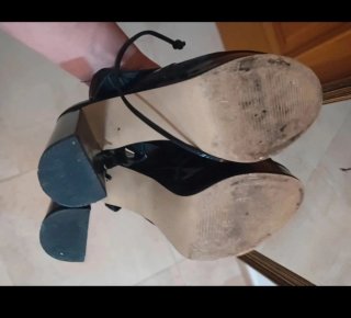 Sandalias de charol con tacón y plataforma