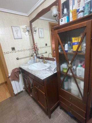 Lavabo y mueble de baño madera y mármol