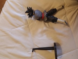 Figura Black Goku con soporte