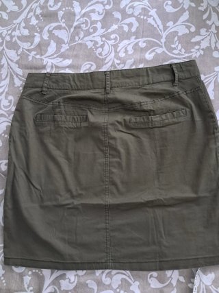 Falda corta verde con bolsillos