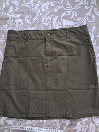 Falda corta verde con bolsillos