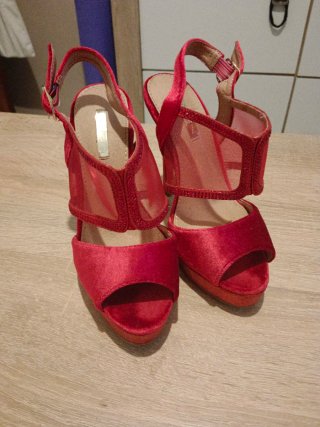 Zapatos de tacón rojos
