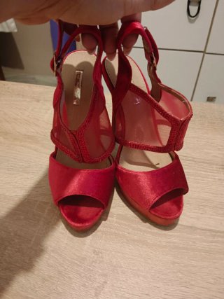 Zapatos de tacón rojos