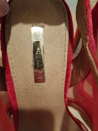 Zapatos de tacón rojos