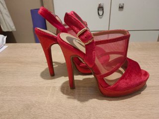 Zapatos de tacón rojos