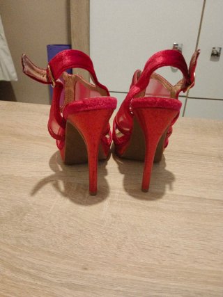 Zapatos de tacón rojos
