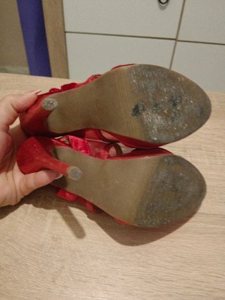 Zapatos de tacón rojos