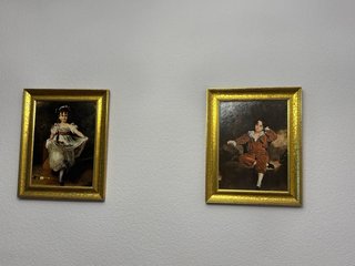 Due quadri decorativi con bambina in abito e bambino