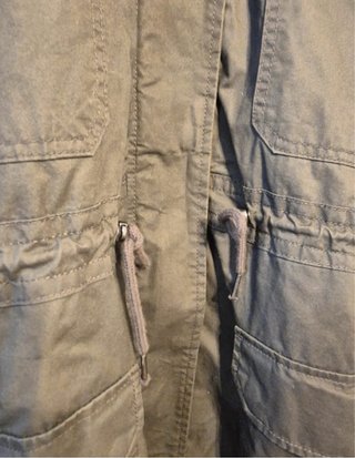 Parka verde con capucha y pelo