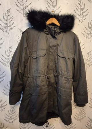 Parka verde con capucha y pelo