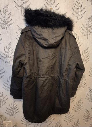 Parka verde con capucha y pelo
