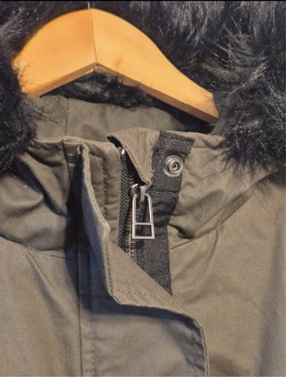 Parka verde con capucha y pelo