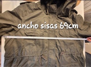 Parka verde con capucha y pelo