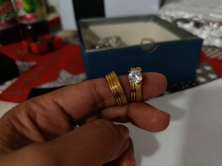 Anillo dorado con piedra