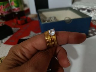 Anillo dorado con piedra