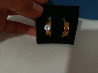Anillo dorado con piedra