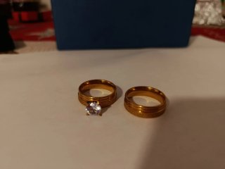 Anillo dorado con piedra