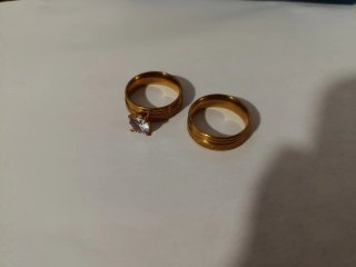 Anillo dorado con piedra