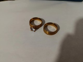 Anillo dorado con piedra