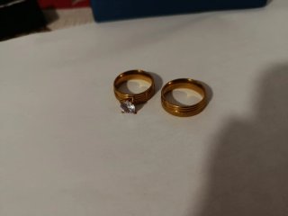 Anillo dorado con piedra