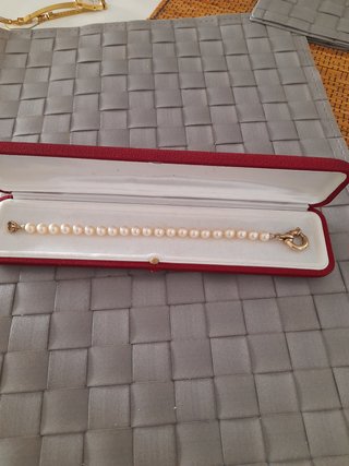 Pulsera de perlas y cierre dorado