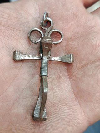 Crucifijo antiguo hecho de clavos de forja