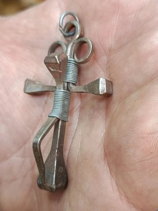 Crucifijo antiguo hecho de clavos de forja