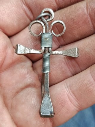 Crucifijo antiguo hecho de clavos de forja