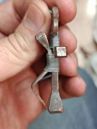 Crucifijo antiguo hecho de clavos de forja