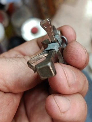 Crucifijo antiguo hecho de clavos de forja